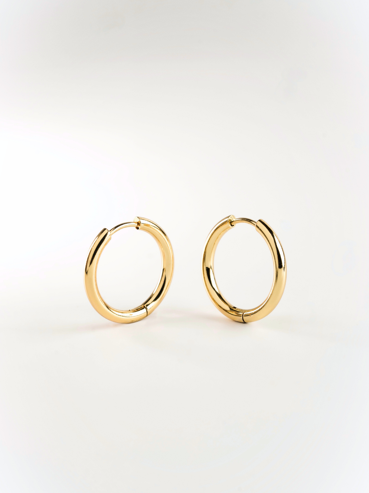 Faris 2.5mm Essential Huggie Hoops