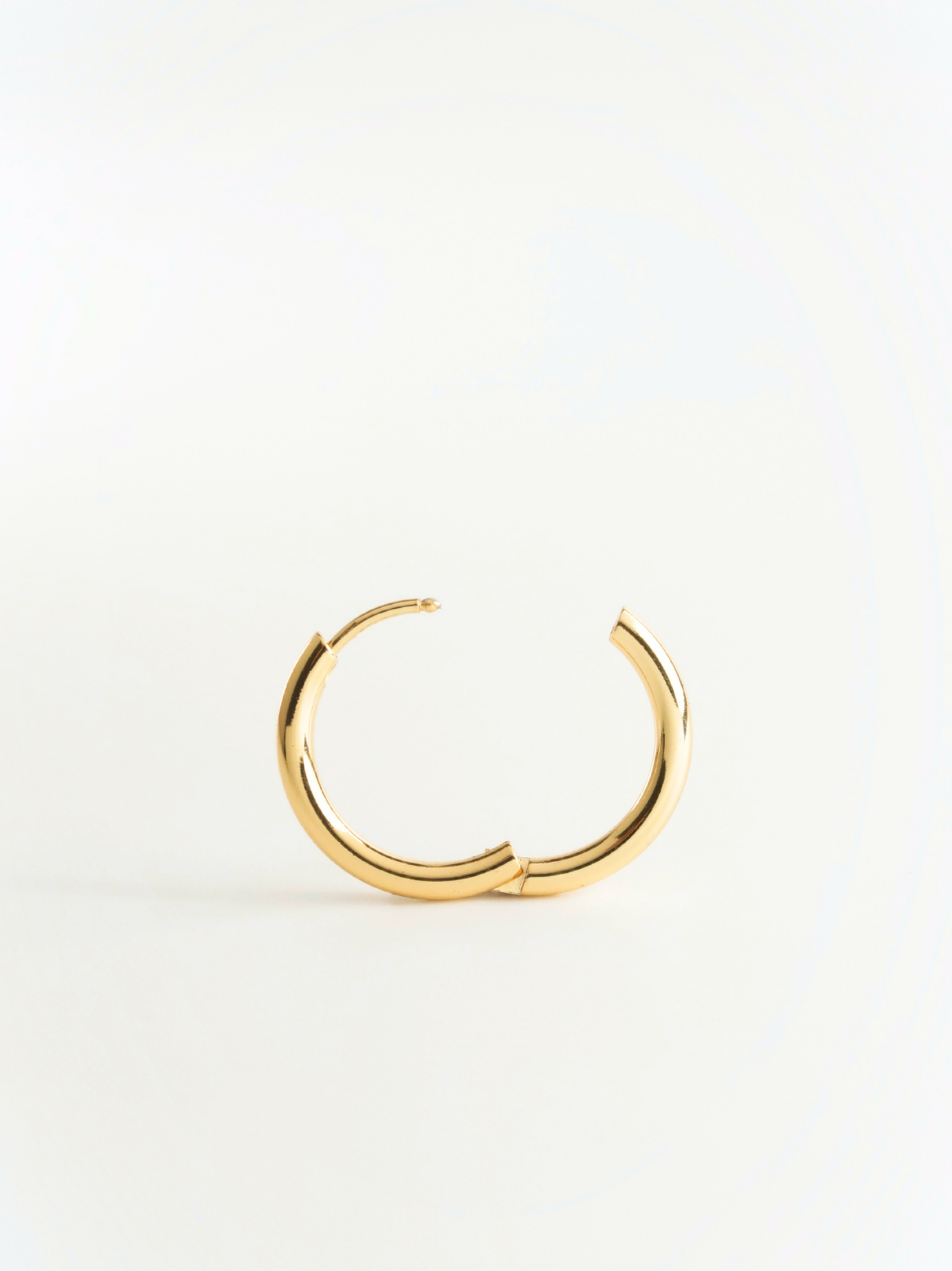 Faris 2.5mm Essential Huggie Hoops - Image 4