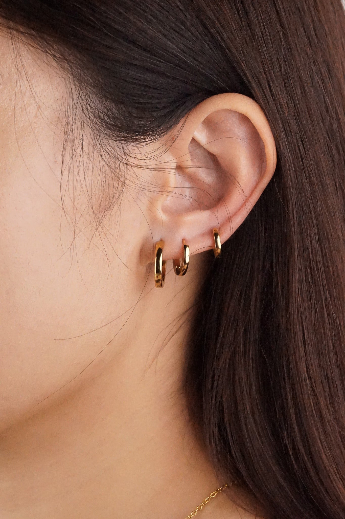 Oliva Essential Huggie Hoop Earrings - Image 3
